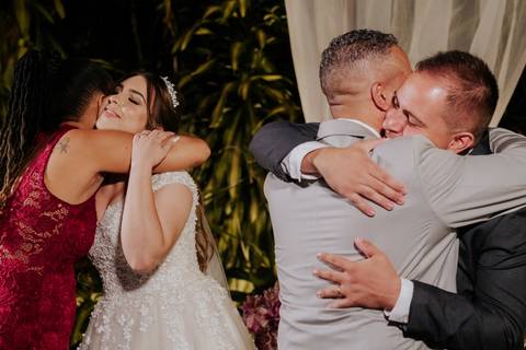 abraço dos padrinhos de forma espontânea e natural, fotografia documental em bauru fotografia autoral espontanea e documental em bauru'