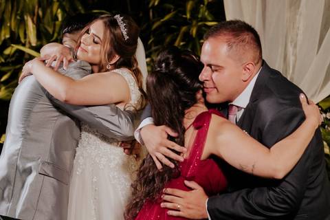 entrada da noiva vila de sao francisco, debora cota cerimonialista, dj emerson cano, thais augusto fotografia, vestido magnus noiva, terno barbara homem, tag de casamento, richard iluminaçao cenica, decoraçao flora'