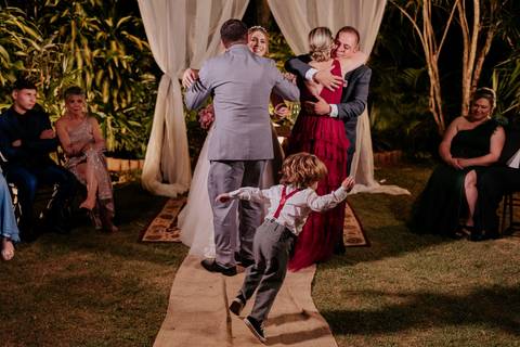 entrada da noiva vila de sao francisco, debora cota cerimonialista, dj emerson cano, thais augusto fotografia, vestido magnus noiva, terno barbara homem, tag de casamento, richard iluminaçao cenica, decoraçao flora'