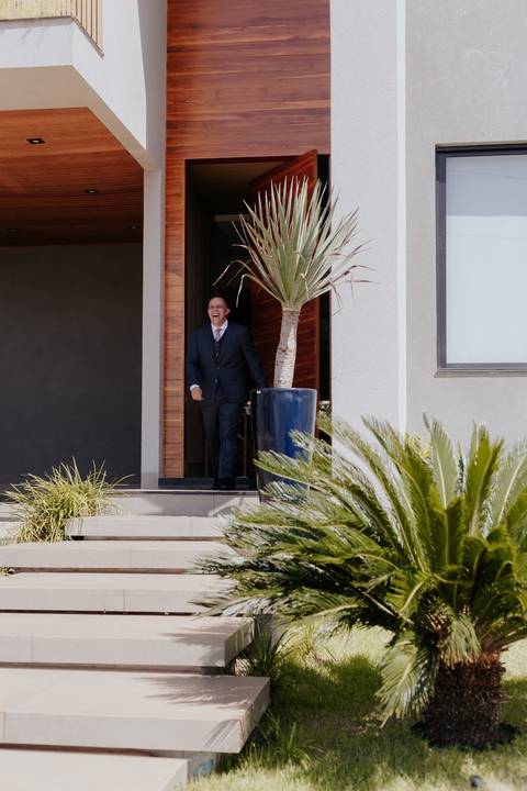 making of noivo barba, barbearia, making of em casa, terno barbara homem - cerimonialista debora cota, vila de sao francisco - fotografa thais augusto fotografia, momentos descontraídos do casamento, fotos espontâneas, criativas, @thaisaugustofotografia'