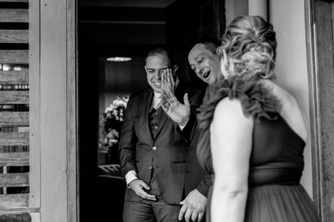 noivo, mãe e sogro, antes do casamento, ansiedade - vila de sao francisco - bauru sp - agudos sp - @thaisaugustofotografia - thais augusto fotografia fotografia autoral e documental espontânea no casamento - wedding casamento noivos - fotografia leve'