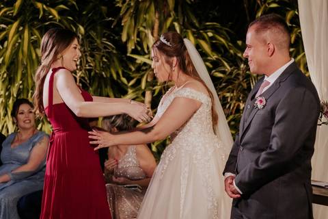 entrada da noiva vila de sao francisco, debora cota cerimonialista, dj emerson cano, thais augusto fotografia, vestido magnus noiva, terno barbara homem, tag de casamento, richard iluminaçao cenica, decoraçao flora'