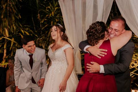 entrada da noiva vila de sao francisco, debora cota cerimonialista, dj emerson cano, thais augusto fotografia, vestido magnus noiva, terno barbara homem, tag de casamento, richard iluminaçao cenica, decoraçao flora'