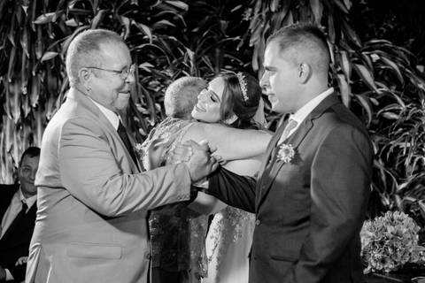 entrada da noiva vila de sao francisco, debora cota cerimonialista, dj emerson cano, thais augusto fotografia, vestido magnus noiva, terno barbara homem, tag de casamento, richard iluminaçao cenica, decoraçao flora'