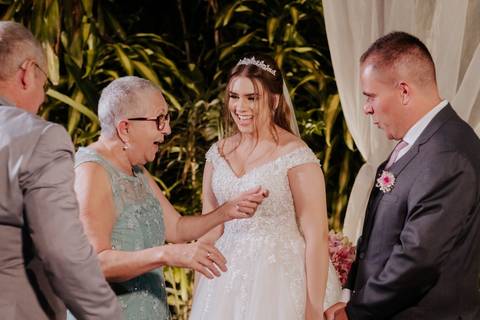 entrada da noiva vila de sao francisco, debora cota cerimonialista, dj emerson cano, thais augusto fotografia, vestido magnus noiva, terno barbara homem, tag de casamento, richard iluminaçao cenica, decoraçao flora'