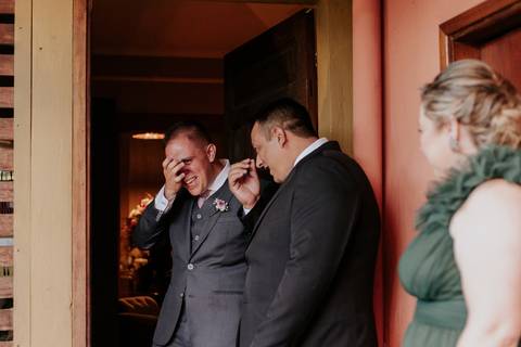 noivo e sogro emocionado no dia do casamento vila de sao francisco'