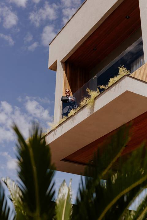 making of noivo barba, barbearia, making of em casa, terno barbara homem - cerimonialista debora cota, vila de sao francisco - fotografa thais augusto fotografia, momentos descontraídos do casamento, fotos espontâneas, criativas, @thaisaugustofotografia'