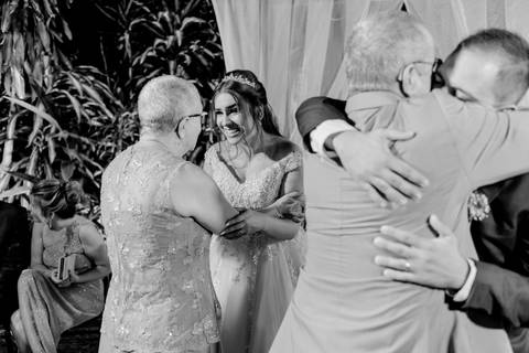 entrada da noiva vila de sao francisco, debora cota cerimonialista, dj emerson cano, thais augusto fotografia, vestido magnus noiva, terno barbara homem, tag de casamento, richard iluminaçao cenica, decoraçao flora'