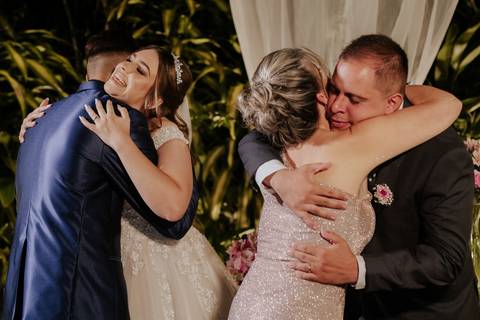 entrada da noiva vila de sao francisco, debora cota cerimonialista, dj emerson cano, thais augusto fotografia, vestido magnus noiva, terno barbara homem, tag de casamento, richard iluminaçao cenica, decoraçao flora'