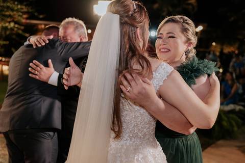 entrada da noiva vila de sao francisco, debora cota cerimonialista, dj emerson cano, thais augusto fotografia, vestido magnus noiva, terno barbara homem, tag de casamento, richard iluminaçao cenica, decoraçao flora'