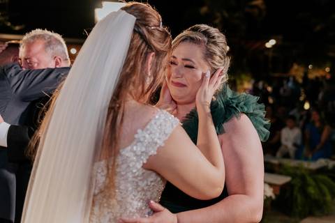 entrada da noiva vila de sao francisco, debora cota cerimonialista, dj emerson cano, thais augusto fotografia, vestido magnus noiva, terno barbara homem, tag de casamento, richard iluminaçao cenica, decoraçao flora'