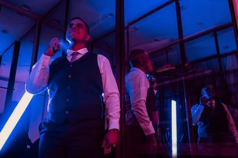 making of noivo barba, barbearia, making of em casa, terno barbara homem - cerimonialista debora cota, vila de sao francisco - fotografa thais augusto fotografia, momentos descontraídos do casamento, fotos espontâneas, criativas, @thaisaugustofotografia'