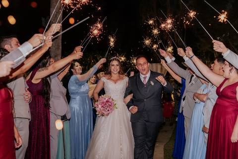 saída dos noivos com sparkles casamento noturno'