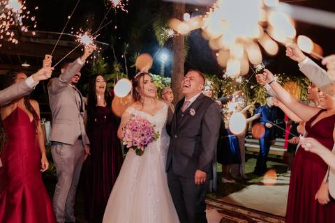 entrada da noiva vila de sao francisco, debora cota cerimonialista, dj emerson cano, thais augusto fotografia, vestido magnus noiva, terno barbara homem, tag de casamento, richard iluminaçao cenica, decoraçao flora'