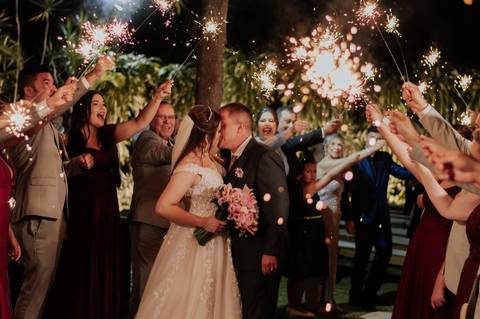 entrada da noiva vila de sao francisco, debora cota cerimonialista, dj emerson cano, thais augusto fotografia, vestido magnus noiva, terno barbara homem, tag de casamento, richard iluminaçao cenica, decoraçao flora'