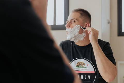 making of noivo barba, barbearia, making of em casa, terno barbara homem - cerimonialista debora cota, vila de sao francisco - fotografa thais augusto fotografia, momentos descontraídos do casamento, fotos espontâneas, fotos criativas, naturais'