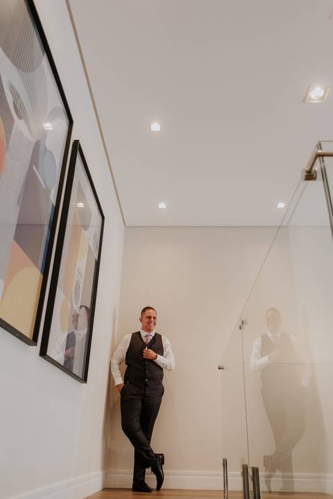 making of noivo barba, barbearia, making of em casa, terno barbara homem - cerimonialista debora cota, vila de sao francisco - fotografa thais augusto fotografia, momentos descontraídos do casamento, fotos espontâneas, criativas, @thaisaugustofotografia'