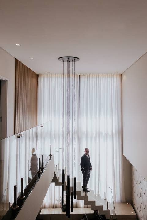 making of noivo barba, barbearia, making of em casa, terno barbara homem - cerimonialista debora cota, vila de sao francisco - fotografa thais augusto fotografia, momentos descontraídos do casamento, fotos espontâneas, criativas, @thaisaugustofotografia'