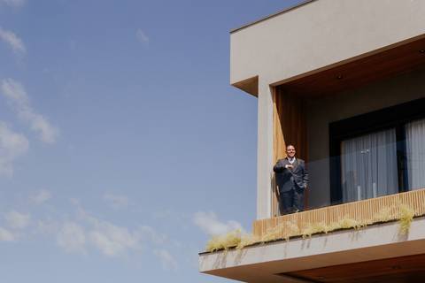 making of noivo barba, barbearia, making of em casa, terno barbara homem - cerimonialista debora cota, vila de sao francisco - fotografa thais augusto fotografia, momentos descontraídos do casamento, fotos espontâneas, criativas, @thaisaugustofotografia'