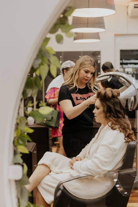 making of da noiva, vestido magnus, cabelo e maquiagem studio mello, melo, fotografia thais augusto fotografia, fotógrafa autoral, espontânea de bauru-sp casamento na vila de sao francisco, brinde da noiva no salão de cabelereiro'