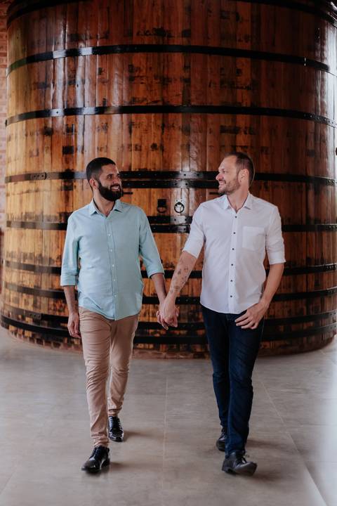 barril enorme de vinho ensaio 2 meninos gays, ensaio trisal ensaio poliamor, pré wedding sem preconceito, fotografia sem protocolos sem rótulos, ensaio natural documental e espontâneo thais augusto fotografia'