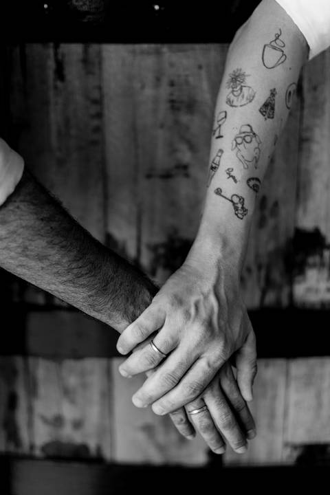 detalhes, casamento gay ensaio gay sem rótulos sem pre conceito detalhes, conexão, tatuagens homem tatuado marilia mendonça friends'