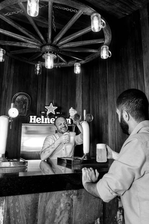 bar heineken ensaio pré wedding caneca de chopp na vinicola casagrande ensaio natural de dois meninos super autoral e criativo'