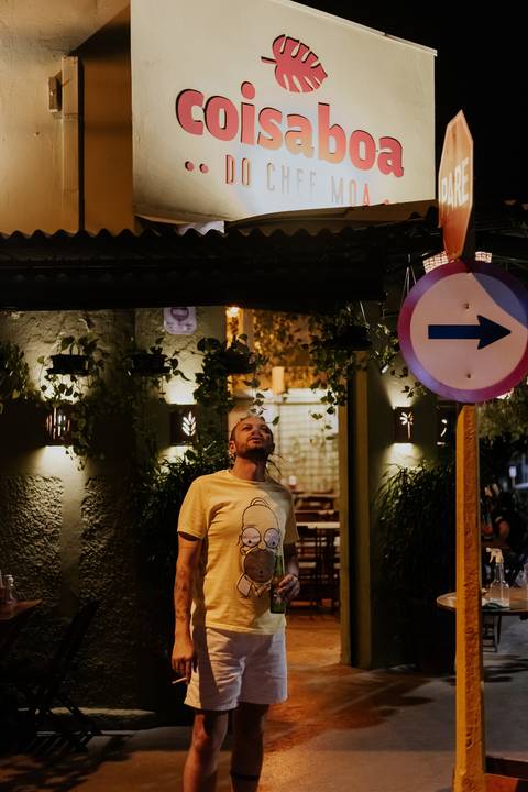 noivo fumando rua augusto frei caneca ensaio em sao paulo meninos gay fotografia sem preconceito no bar descontraído lgbtqiapn+'