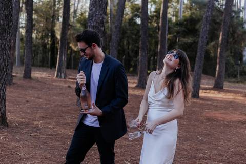 ensaio pré wedding casal de óculos de sol estilo pinterest com champagne horto florestal em bauru ensaio totalmente natural e espontâneo cheio de amor thais augusto fotografia - fotógrafa em bauru e região '