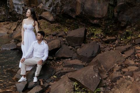 ensaio de casal na cachoeira de botucatu-sp, botucatu-sp, pré wedding na cachoeira, fotos de @thaisaugustofotografia ensaio autoral e espontâneo, com direcionamento e fotos sensíveis cheio de amor e espontaneidade'