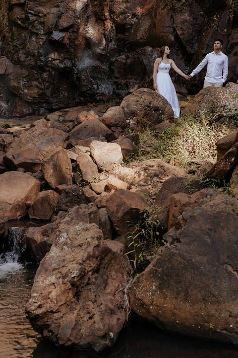 ensaio de casal na cachoeira de botucatu-sp, botucatu-sp, pré wedding na cachoeira, fotos de @thaisaugustofotografia ensaio autoral e espontâneo, com direcionamento e fotos sensíveis cheio de amor e espontaneidade'