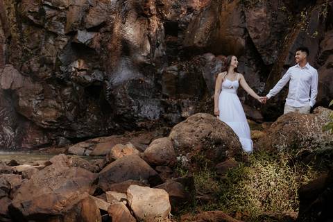 ensaio de casal na cachoeira de botucatu-sp, botucatu-sp, pré wedding na cachoeira, fotos de @thaisaugustofotografia ensaio autoral e espontâneo, com direcionamento e fotos sensíveis cheio de amor e espontaneidade'