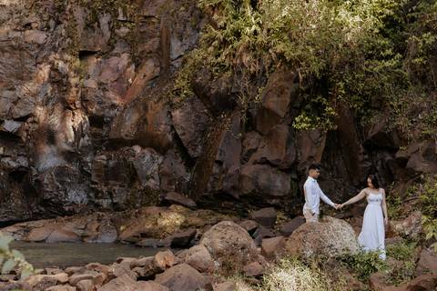 ensaio de casal na cachoeira de botucatu-sp, botucatu-sp, pré wedding na cachoeira, fotos de @thaisaugustofotografia ensaio autoral e espontâneo, com direcionamento e fotos sensíveis cheio de amor e espontaneidade'