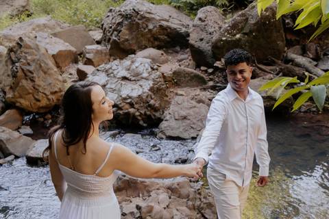 ensaio de casal na cachoeira de botucatu-sp, botucatu-sp, pré wedding na cachoeira, fotos de @thaisaugustofotografia ensaio autoral e espontâneo, com direcionamento e fotos sensíveis cheio de amor e espontaneidade'