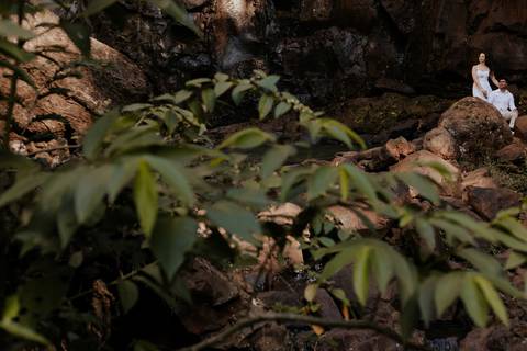 ensaio de casal na cachoeira de botucatu-sp, botucatu-sp, pré wedding na cachoeira, fotos de @thaisaugustofotografia ensaio autoral e espontâneo, com direcionamento e fotos sensíveis cheio de amor e espontaneidade'