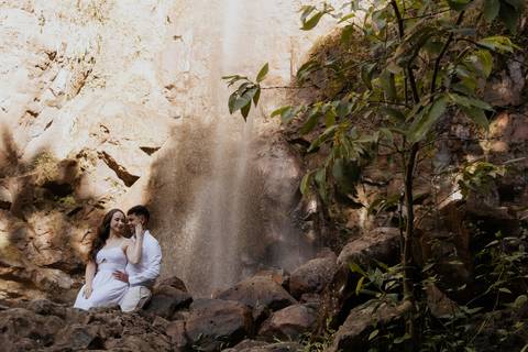 ensaio de casal na cachoeira de botucatu-sp, botucatu-sp, pré wedding na cachoeira, fotos de @thaisaugustofotografia ensaio autoral e espontâneo, com direcionamento e fotos sensíveis cheio de amor e espontaneidade'