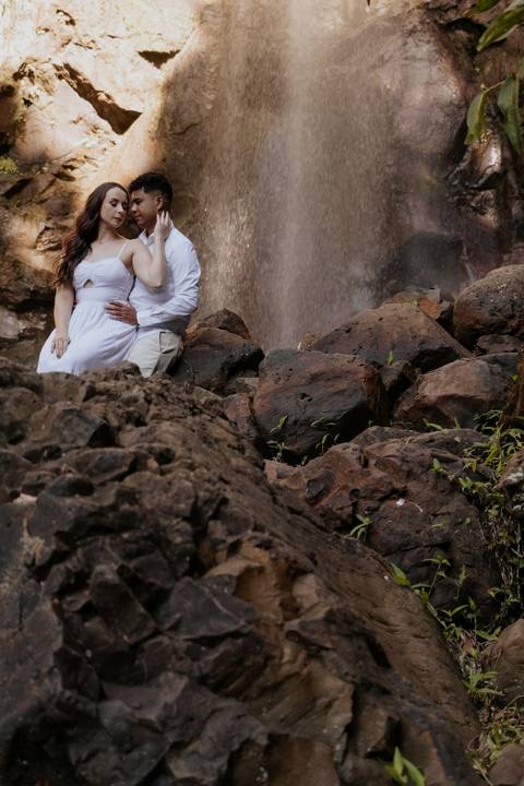 ensaio de casal na cachoeira de botucatu-sp, botucatu-sp, pré wedding na cachoeira, fotos de @thaisaugustofotografia ensaio autoral e espontâneo, com direcionamento e fotos sensíveis cheio de amor e espontaneidade'