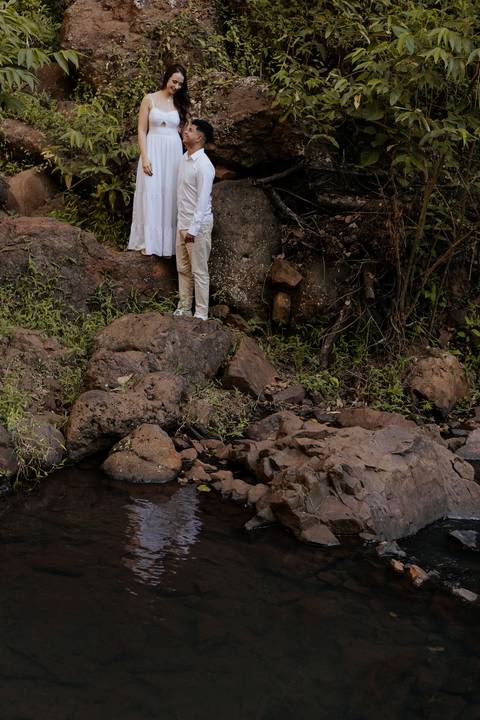 ensaio de casal na cachoeira de botucatu-sp, botucatu-sp, pré wedding na cachoeira, fotos de @thaisaugustofotografia ensaio autoral e espontâneo, com direcionamento e fotos sensíveis cheio de amor e espontaneidade'