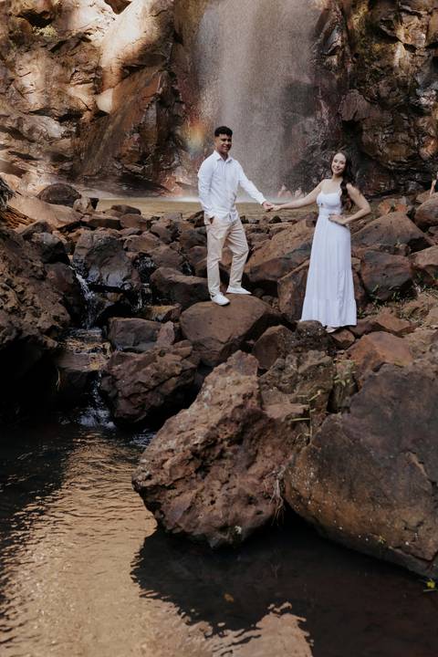 ensaio de casal na cachoeira de botucatu-sp, botucatu-sp, pré wedding na cachoeira, fotos de @thaisaugustofotografia ensaio autoral e espontâneo, com direcionamento e fotos sensíveis cheio de amor e espontaneidade'