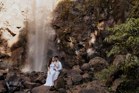 ensaio de casal na cachoeira de botucatu-sp, botucatu-sp, pré wedding na cachoeira, fotos de @thaisaugustofotografia ensaio autoral e espontâneo, com direcionamento e fotos sensíveis cheio de amor e espontaneidade'