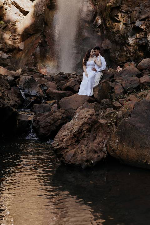 ensaio de casal na cachoeira de botucatu-sp, botucatu-sp, pré wedding na cachoeira, fotos de @thaisaugustofotografia ensaio autoral e espontâneo, com direcionamento e fotos sensíveis cheio de amor e espontaneidade'