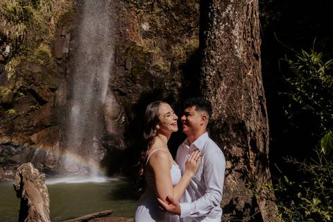 ensaio de casal na cachoeira de botucatu-sp, botucatu-sp, pré wedding na cachoeira, fotos de @thaisaugustofotografia ensaio autoral e espontâneo, com direcionamento e fotos sensíveis cheio de amor e espontaneidade'