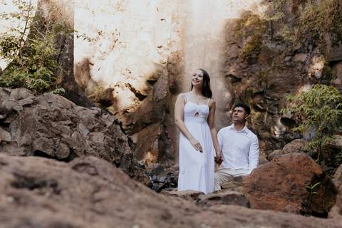 ensaio de casal na cachoeira de botucatu-sp, botucatu-sp, pré wedding na cachoeira, fotos de @thaisaugustofotografia ensaio autoral e espontâneo, com direcionamento e fotos sensíveis cheio de amor e espontaneidade'
