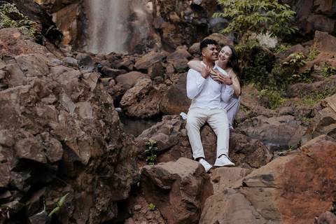 ensaio de casal na cachoeira de botucatu-sp, botucatu-sp, pré wedding na cachoeira, fotos de @thaisaugustofotografia ensaio autoral e espontâneo, com direcionamento e fotos sensíveis cheio de amor e espontaneidade'
