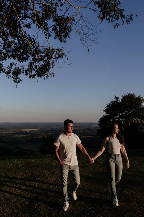 ensaio no pôr do sol para casais que querem e gostam de fotos espontâneas e criativas, fotos por @thaisaugustofotografia melhor fotógrafa do interior, fotos com personalidade do casal, romântico, dinâmico e botucatu cuesta café girassol, cafezal'