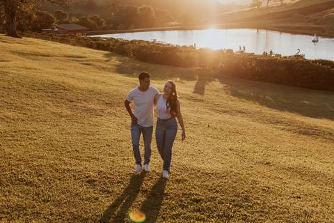 ensaio no pôr do sol para casais que querem e gostam de fotos espontâneas e criativas, fotos por @thaisaugustofotografia melhor fotógrafa do interior, fotos com personalidade do casal, romântico, dinâmico e botucatu cuesta café girassol, cafezal'