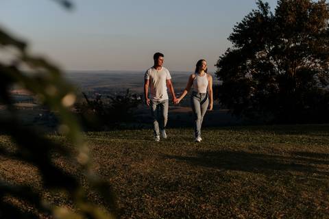 ensaio no pôr do sol para casais que querem e gostam de fotos espontâneas e criativas, fotos por @thaisaugustofotografia melhor fotógrafa do interior, fotos com personalidade do casal, romântico, dinâmico e botucatu cuesta café girassol, cafezal'