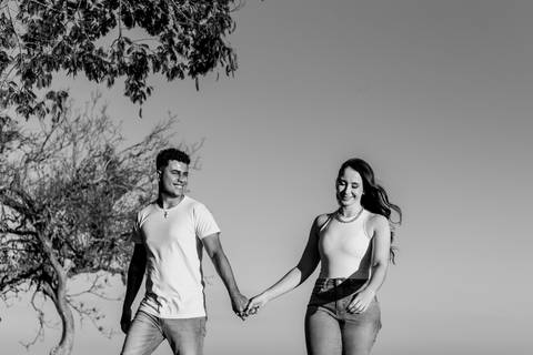 ensaio no pôr do sol para casais que querem e gostam de fotos espontâneas e criativas, fotos por @thaisaugustofotografia melhor fotógrafa do interior, fotos com personalidade do casal, romântico, dinâmico e botucatu cuesta café girassol, cafezal'