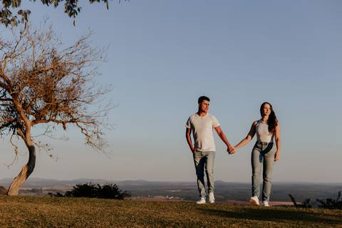 ensaio no pôr do sol para casais que querem e gostam de fotos espontâneas e criativas, fotos por @thaisaugustofotografia melhor fotógrafa do interior, fotos com personalidade do casal, romântico, dinâmico e botucatu cuesta café girassol, cafezal'