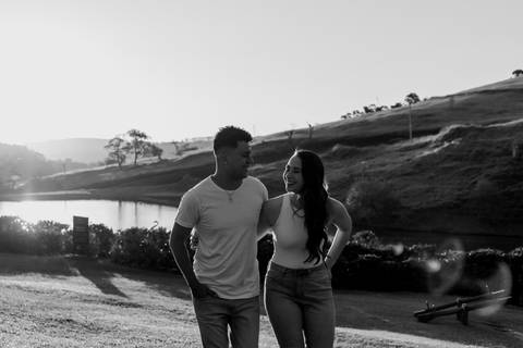 ensaio no pôr do sol para casais que querem e gostam de fotos espontâneas e criativas, fotos por @thaisaugustofotografia melhor fotógrafa do interior, fotos com personalidade do casal, romântico, dinâmico e botucatu cuesta café girassol, cafezal'